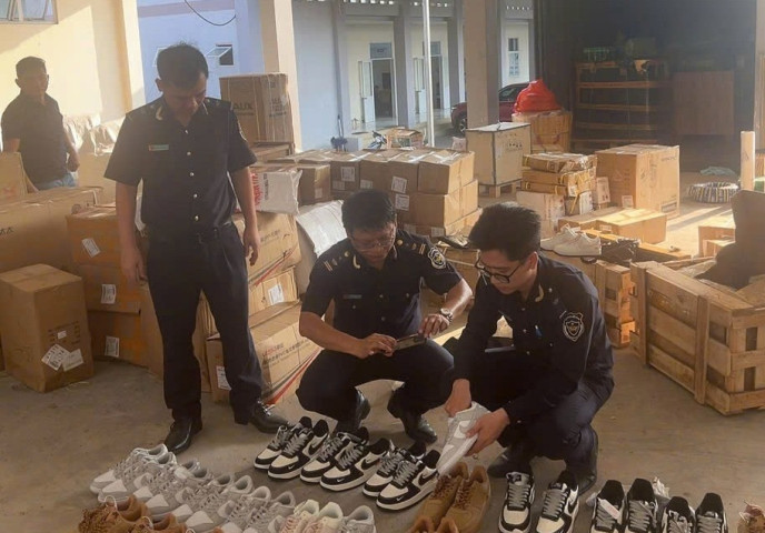 Hải quan liên tiếp triệt phá các lô hàng giả mạo thương hiệu Nike, Adidas