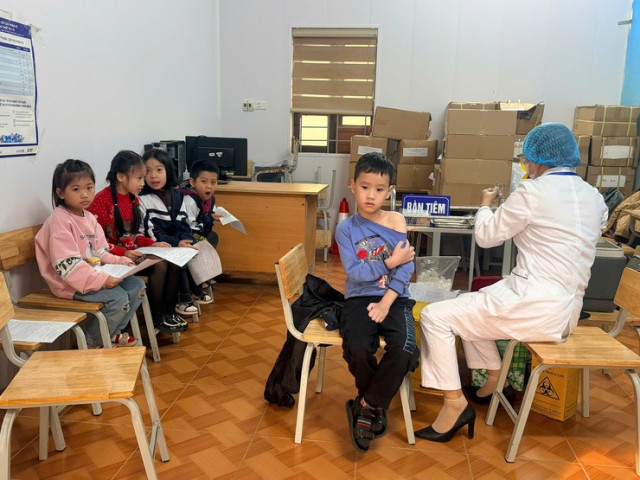 Từ 1/7: Học sinh tiểu học sẽ được kiểm tra lịch sử tiêm chủng, tiêm bù vắc xin còn thiếu