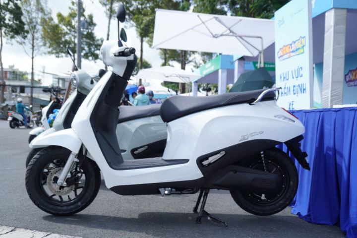 Chị em nội trợ, Gen Z cùng mê VinFast Evo Lite: Dễ đi, dễ nuôi, đổi pin tiện