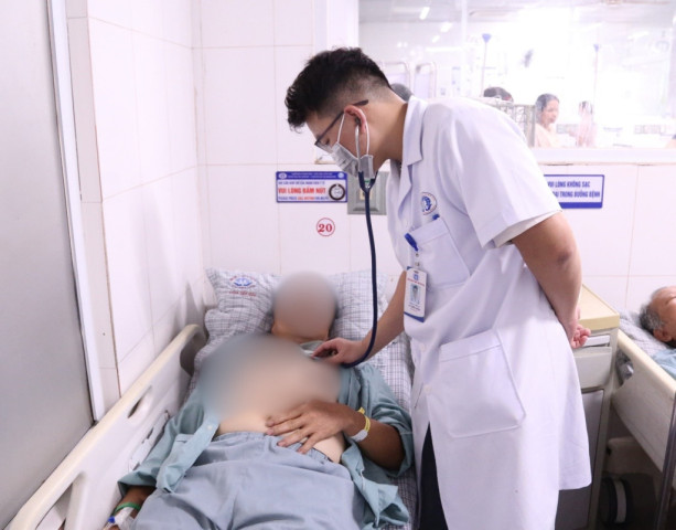 Người đàn ông nguy kịch, hôn mê sâu do sốc nhiệt khi làm việc dưới nắng gắt