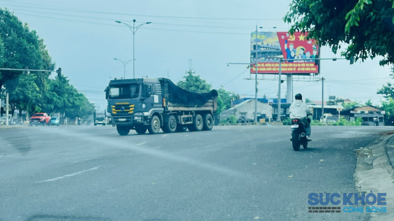 Quảng Ngãi: Chấn chỉnh tình trạng xe tải trọng lớn tàn phá hạ tầng, gây ô nhiễm môi trường