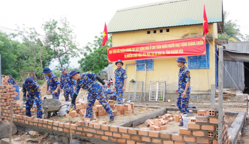 Hơn 30 học viên Học viện Hải quân chung tay xây dựng nhà ở cho gia đình chính sách