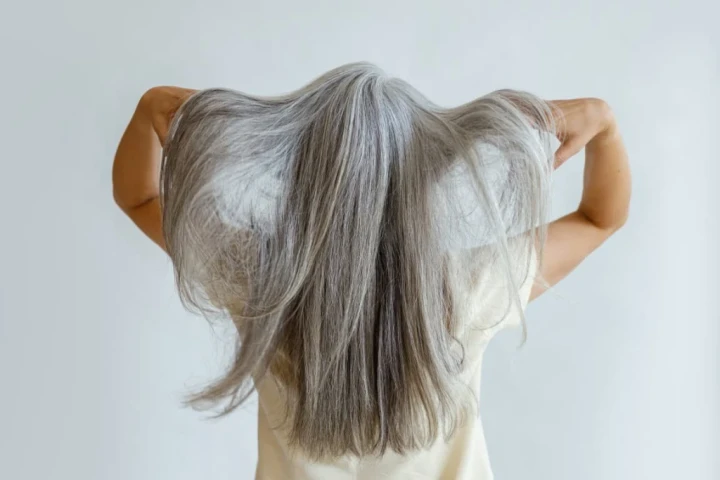 Vì sao trẻ em có tóc bạc từ sớm?