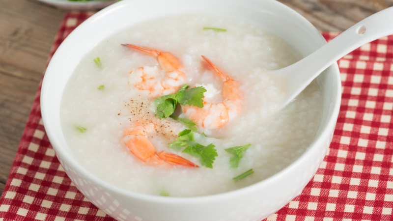 Cháo tôm kỵ với rau gì?