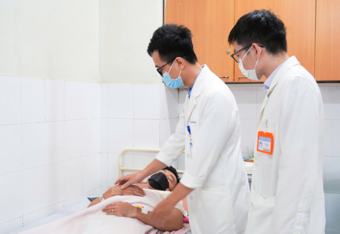 Người đàn ông nhập viện vì sưng đau tinh hoàn sau một tuần mắc quai bị