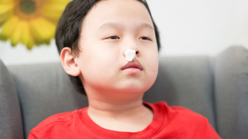 Bé hay chảy máu cam là thiếu chất gì?