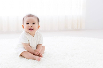 Cho trẻ tập ngồi quá sớm có bị gù lưng?