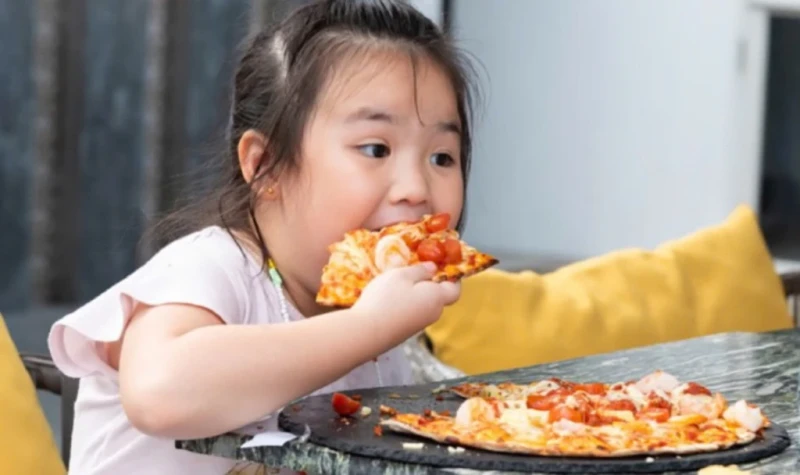4 nhóm thực phẩm cha mẹ nên hạn chế nếu không muốn trẻ dậy thì quá sớm