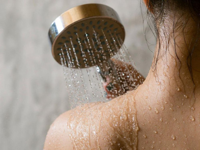 Thói quen tắm sau 22h dễ kích hoạt đột quỵ nguy hiểm