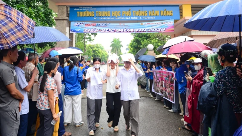 Thanh Hoá: Ngày thi đầu tiên sĩ tử tự tin, phụ huynh thấp thỏm đợi chờ