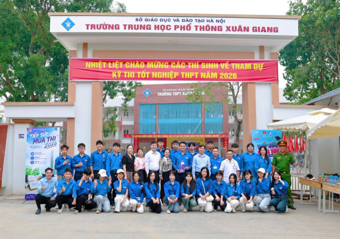 Những suất cơm nghĩa tình và màu áo xanh tiếp sức sĩ tử vùng ngoại thành Hà Nội