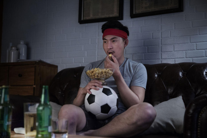Thức khuya xem World Cup, người trẻ đối mặt nguy cơ nhồi máu cơ tim