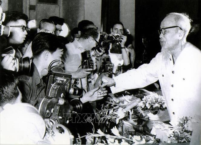 Vận dụng tư tưởng Chủ tịch Hồ Chí Minh xây dựng nền báo chí chuyên nghiệp, nhân văn, hiện đại