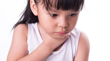 Trẻ nuốt kẹo cao su có sao không?