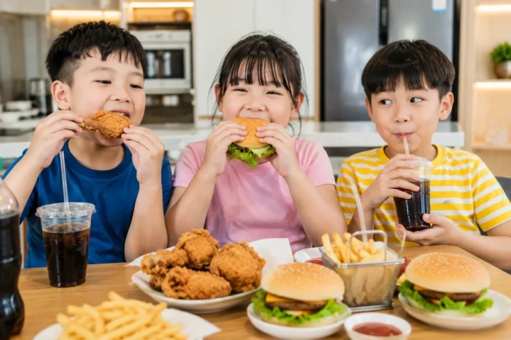 Béo phì trẻ em gia tăng trong dịp hè, phụ huynh cần lưu ý gì?