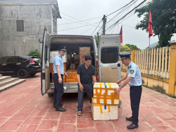 Lạng Sơn: Xử phạt tài xế xe khách vận chuyển thực phẩm và hàng hóa không rõ nguồn gốc