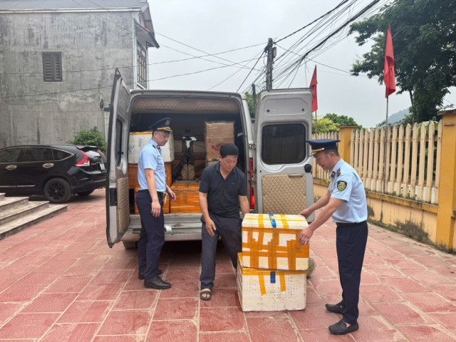 Lạng Sơn: Xử phạt tài xế xe khách vận chuyển thực phẩm và hàng hóa không rõ nguồn gốc
