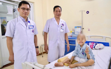 Bé 6 tuổi được thay khớp tăng trưởng nhân tạo sau ung thư xương