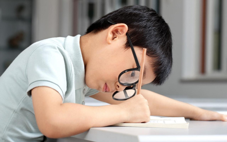Những dấu hiệu cho thấy trẻ có nguy cơ bị gù lưng