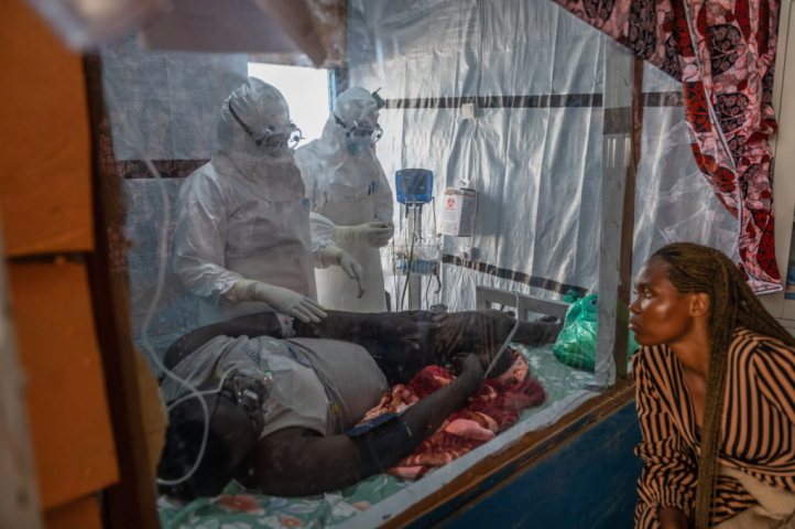 Ebola bùng phát với mức độ chưa từng có: 35.000 người cần truy vết