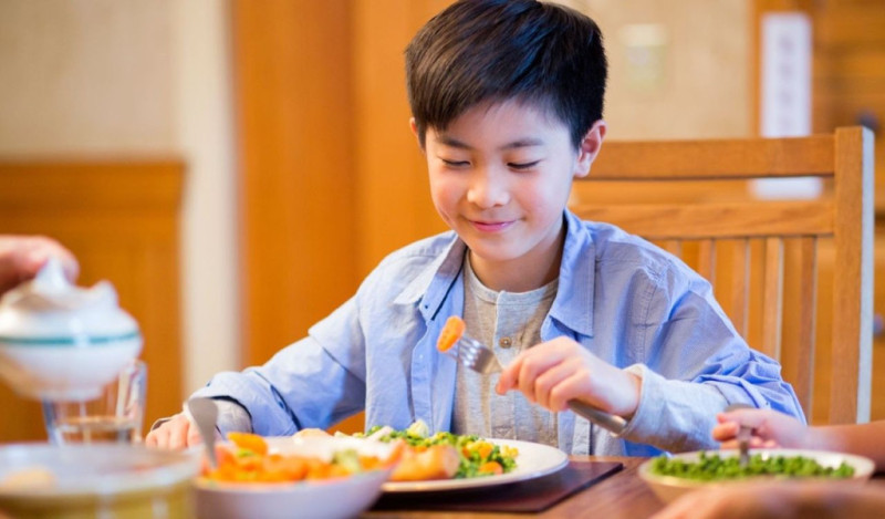 Cha mẹ cần lưu ý gì trong chế độ dinh dưỡng của trẻ tuổi dậy thì?