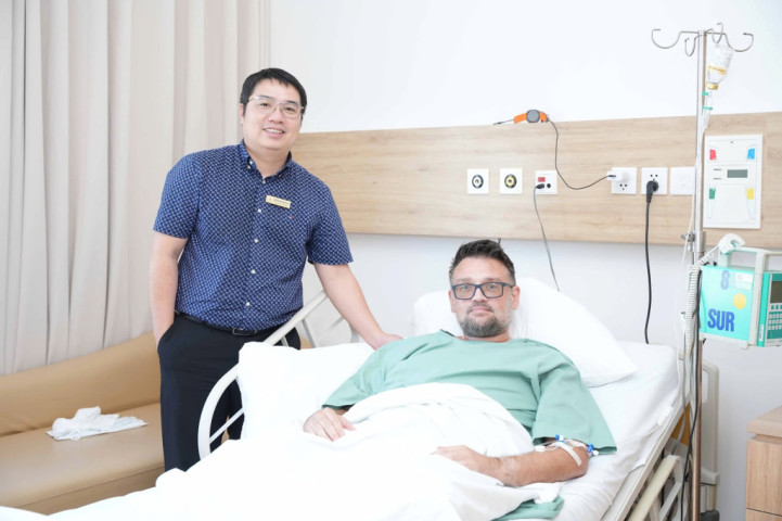 Vinmec Hải Phòng áp dụng thành công kỹ thuật thay khớp vai đảo ngược cho bệnh nhân người Anh