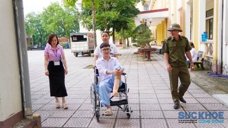 Phú Thọ: Chiếc xe lăn đến phòng thi và câu chuyện đẹp ở Trung tâm Y tế khu vực Cẩm Khê