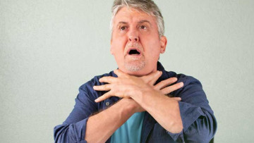 Vì sao người cao tuổi dễ bị mắc nghẹn khi ăn?