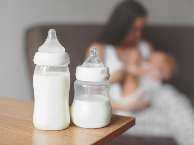 Có nên trộn sữa mẹ với sữa công thức cho bé bú?