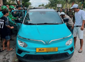 Nam tài xế taxi đột quỵ khi đang đợi khách, lực lượng chức năng phá cửa đưa đi cấp cứu