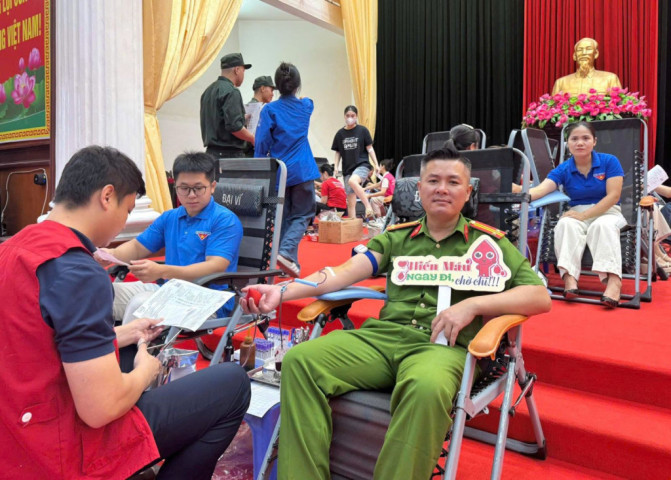 Thanh Hóa: Cán bộ, chiến sĩ Công an xã Lưu Vệ hiến máu tình nguyện vì sức khỏe cộng đồng