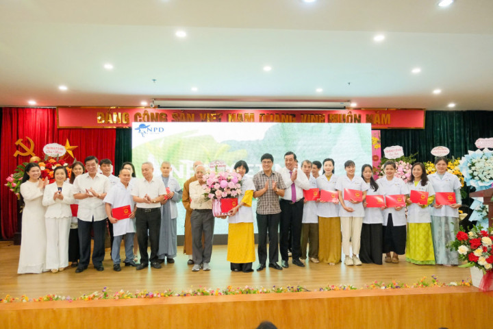 Viện Đông y Việt Nam trao chứng chỉ khóa K01, ra mắt sách "Ẩm thực Phật giáo"