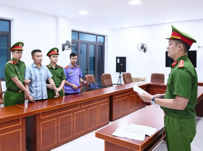 Giữ khẩn cấp một giáo viên liên quan vụ điểm Toán cao bất thường ở Tuyên Quang