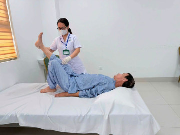 Hà Nội: Người đàn ông 62 tuổi suýt liệt vĩnh viễn khi ngã từ cây cao 3 mét