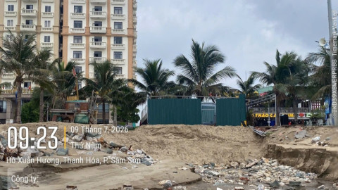 Thanh Hóa khẩn trương xử lý sự cố dòng nước đen chảy ra biển Sầm Sơn