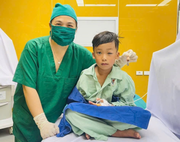 Quảng Ninh: Cấp cứu thành công bệnh nhi bị lưỡi câu móc vào mí mắt