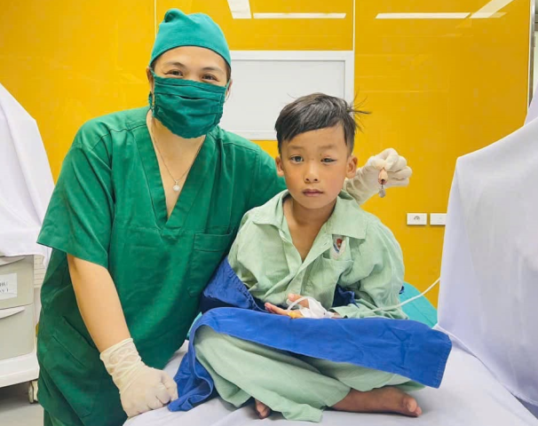 Quảng Ninh: Cấp cứu thành công bệnh nhi bị lưỡi câu móc vào mí mắt