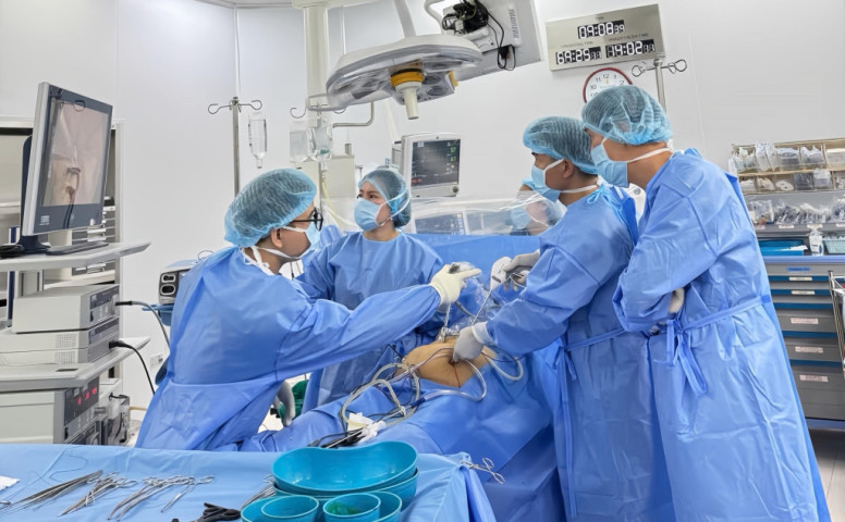 Vinmec Đà Nẵng mổ cấp cứu loại bỏ khối u buồng trứng khổng lồ cho bệnh nhân suy thận