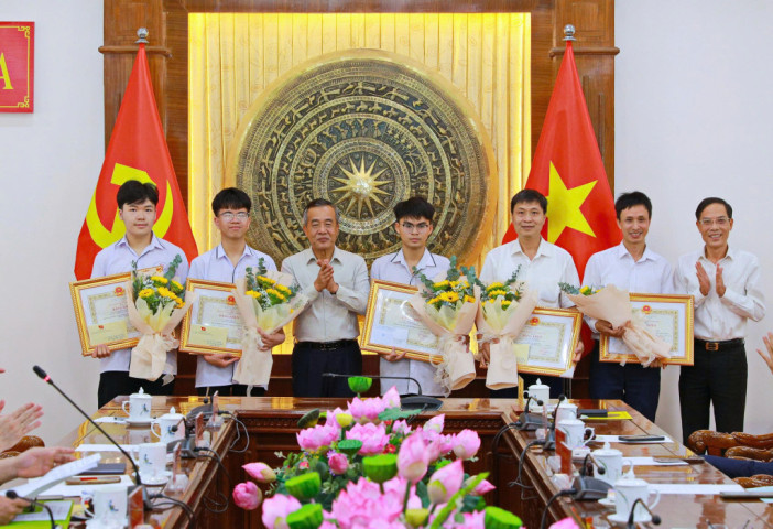 Thanh Hóa vinh danh học sinh giành 4 huy chương Olympic quốc tế và khu vực