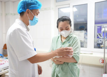 Quảng Ninh: Cứu sống bé sơ sinh cực non 26 tuần chỉ nặng 700 gam mắc nhiều bệnh lý nguy kịch
