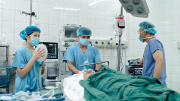 Khẩn trương cấp cứu các nạn nhân đa chấn thương sau vụ ô tô khách lao khỏi cao tốc Pháp Vân – Cầu Giẽ