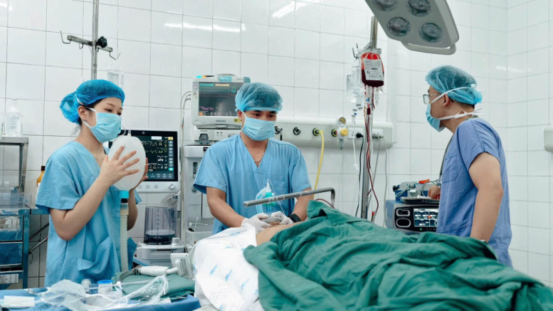 Khẩn trương cấp cứu các nạn nhân đa chấn thương sau vụ ô tô khách lao khỏi cao tốc Pháp Vân – Cầu Giẽ