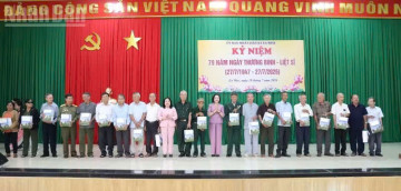 Phó Chủ tịch Quốc hội Nguyễn Thị Thanh thăm và tặng quà các gia đình chính sách tại Đắk Lắk
