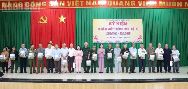 Phó Chủ tịch Quốc hội Nguyễn Thị Thanh thăm và tặng quà các gia đình chính sách tại Đắk Lắk